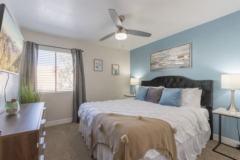 Free Parking • King Bed • Walk to Dining & Shops - Image 1