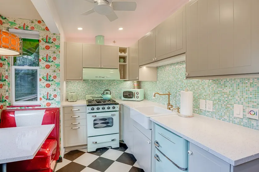 Retro El Sobrante Apartment Near San Francisco - Image 1