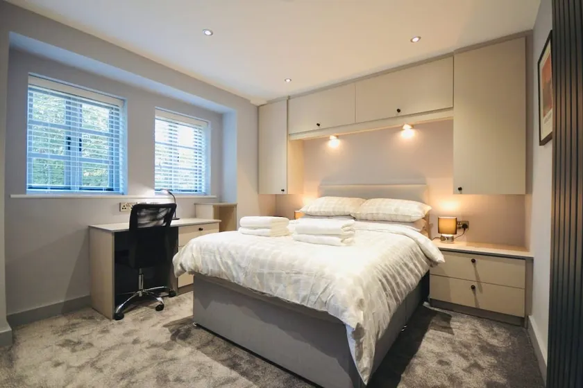 Luxury Two Bed Suite - Walk to Trentham Gardens! - Image 1