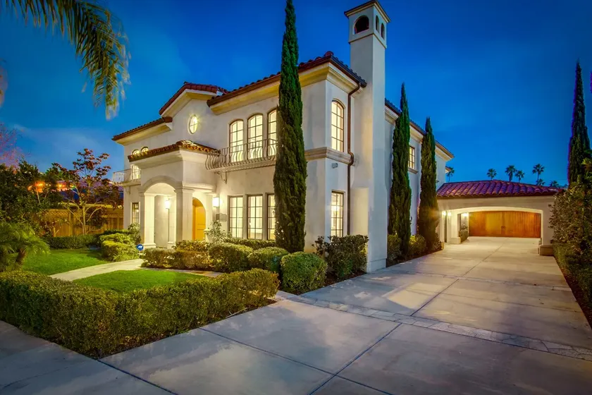 Mediterranean Beauty with Rooftop Deck and Views - Image 1