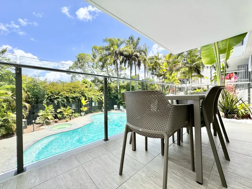 Chic 2 bdrm Poolside Apartment - Image 1