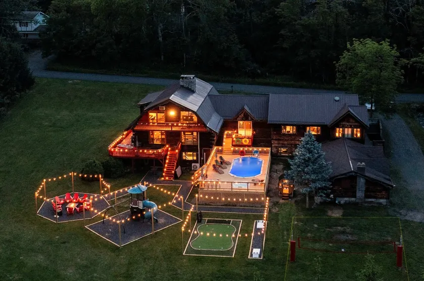 5BR Lux Cabin w HotTub Sauna Pool FirePit GameRoom - Image 1