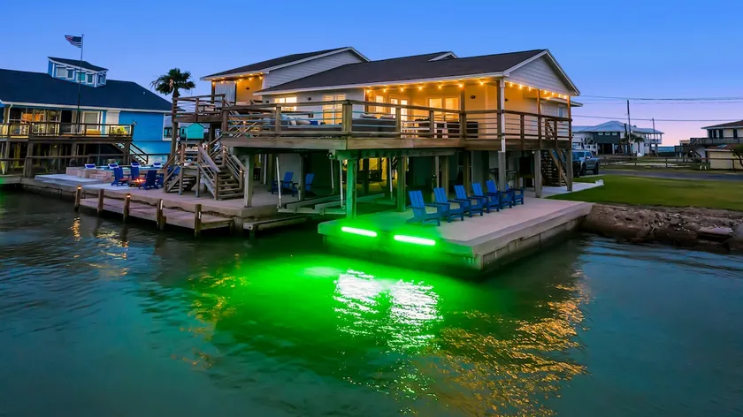 5BR Canalfront Paradise with Pool, Sleeps 12 - Image 1