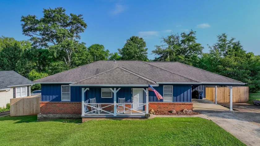 Game Day Cottage- 3.2 miles to UA- Fenced in yard - Image 1