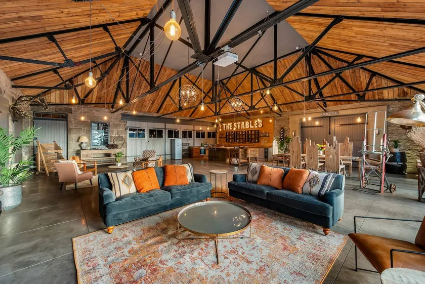 The Stables - unique conversion with hot tub! - Image 1