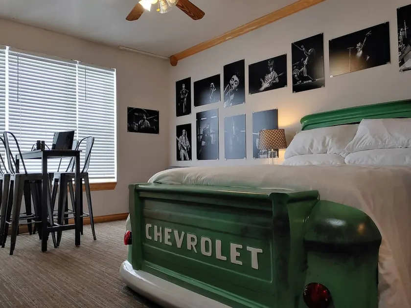 Heart of Rock-n-Roll (2303) | Amazing Views - Image 1