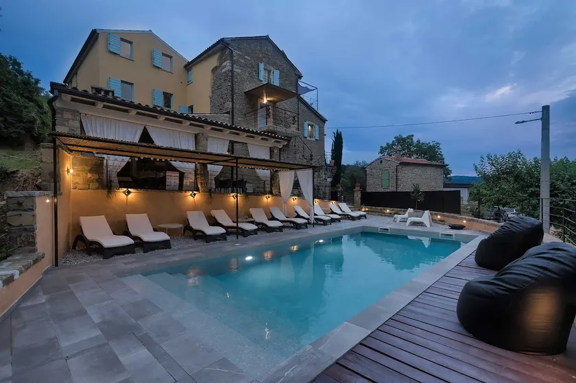 Hermosa villa en Istirán con capacidad para 12 personas y piscina privada. - Image 1