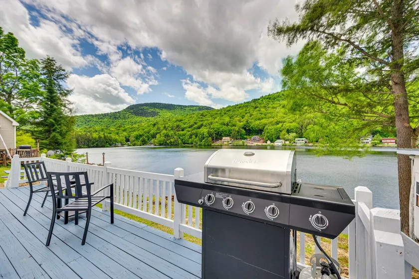 Peaceful Stark Cottage w/ Deck on South Ponds! - Image 1