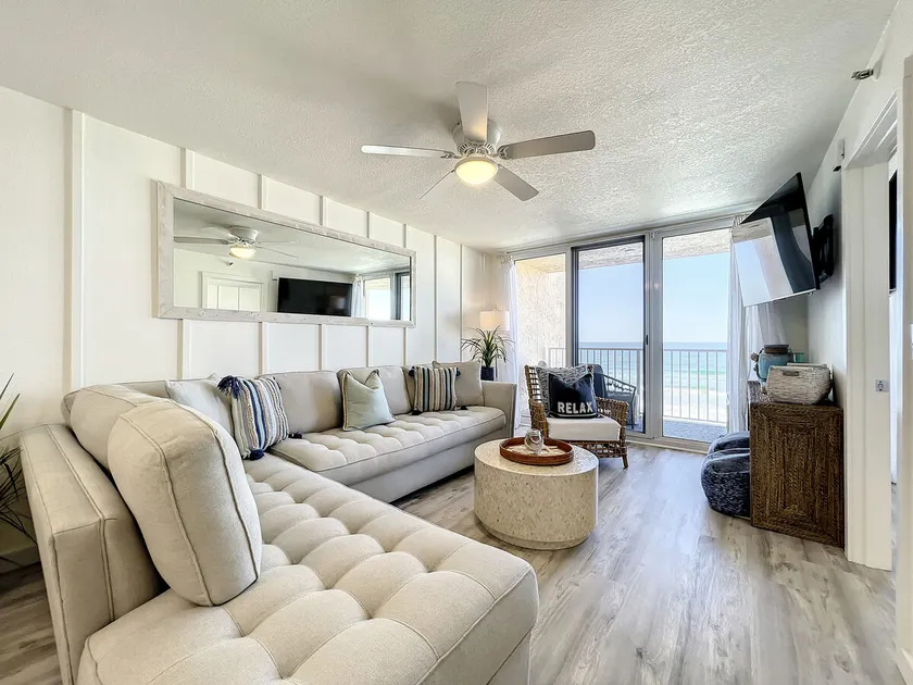 Oceanfront condo with balcony & pool - Image 1
