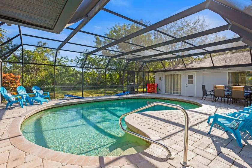 Beautiful Heated Pool, 10 min to Beach & IMG - Image 1