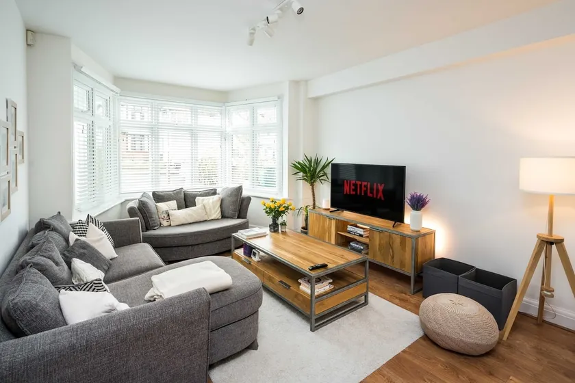 Contemporary 5 Bedroom with Garden North Finchley - Image 1