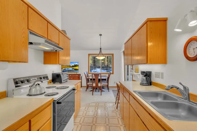 One Level, 3beds located near the river w/trails! - Image 1