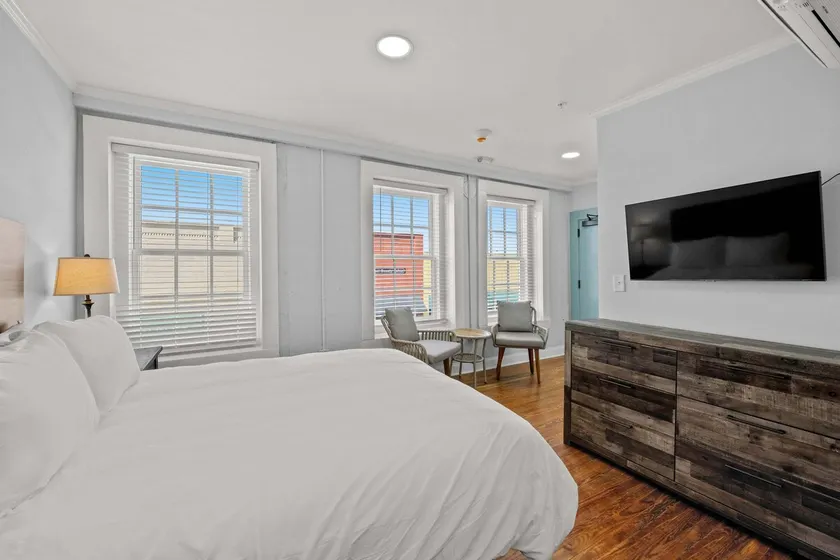 Modern Retreat in the Heart of Conway - Image 1