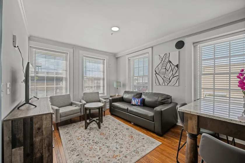 Stylish Loft Steps Away from Main Street - Image 1