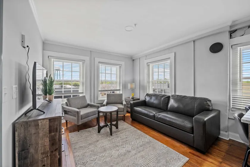 Discover Conway Trendy Downtown Loft - Image 1