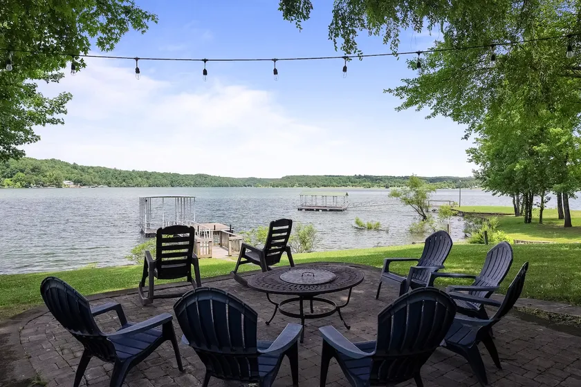 Lakefront view w/King bed/Fire pit/ Ez swim entry - Image 1