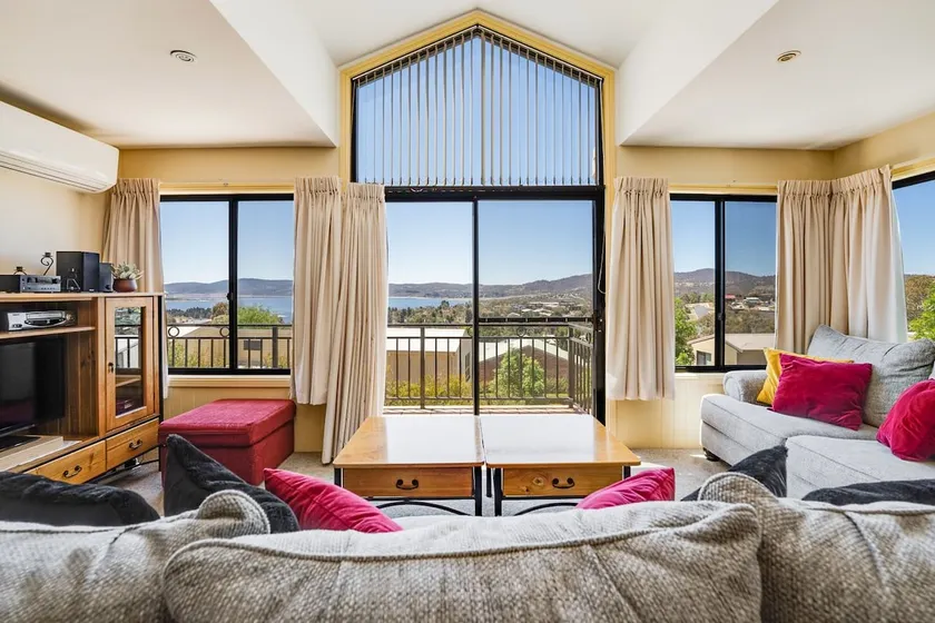 3BR Townhouse l Lake Views l Spa Bath l WiFi l BBQ - Image 1