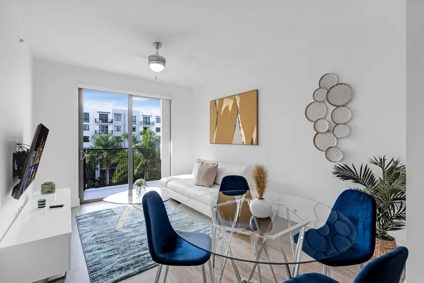 Sleek Doral Retreat 1 Bed Oasis With Free Parking - Image 1