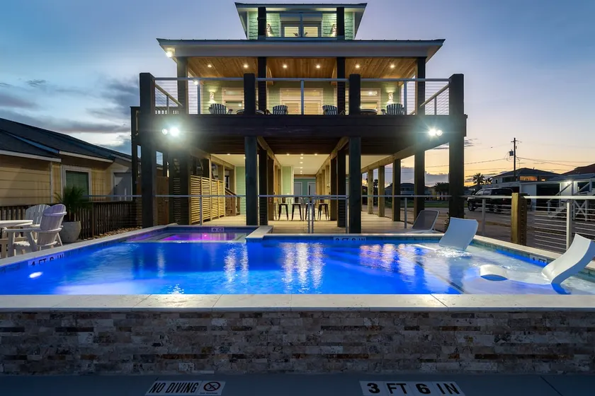 Bayfront Pier | Pool+Spa | Sleeps 10 | Waterfront - Image 1