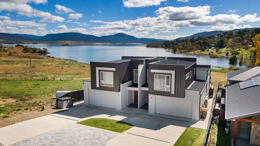 4BR Luxury Townhouse l Pet Friendly l Lake Views - Image 1