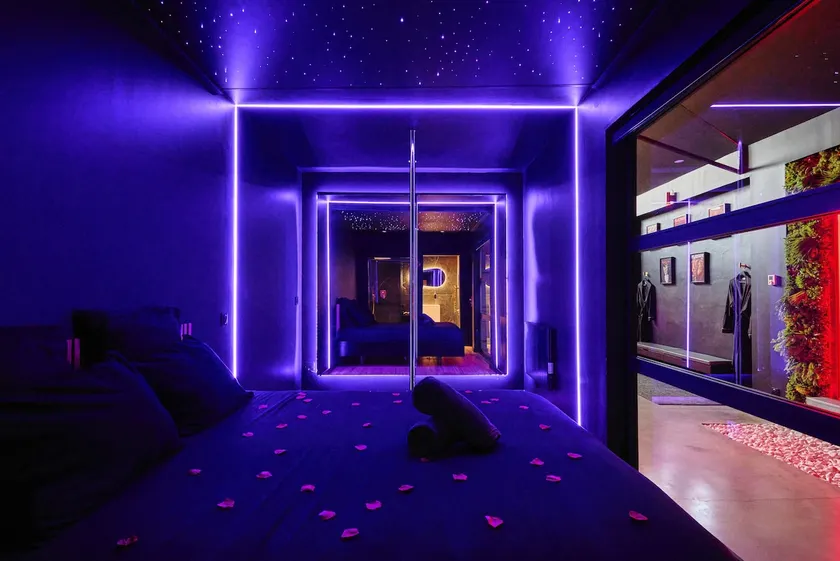 Love Room with Private Hot Tub – Ô Diable Des Plaisirs - Image 1