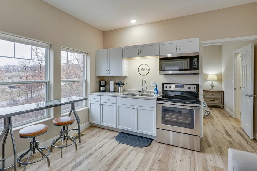 Lake Ozark Apartment w/ Balcony < 1 Mi to Water! - Image 1