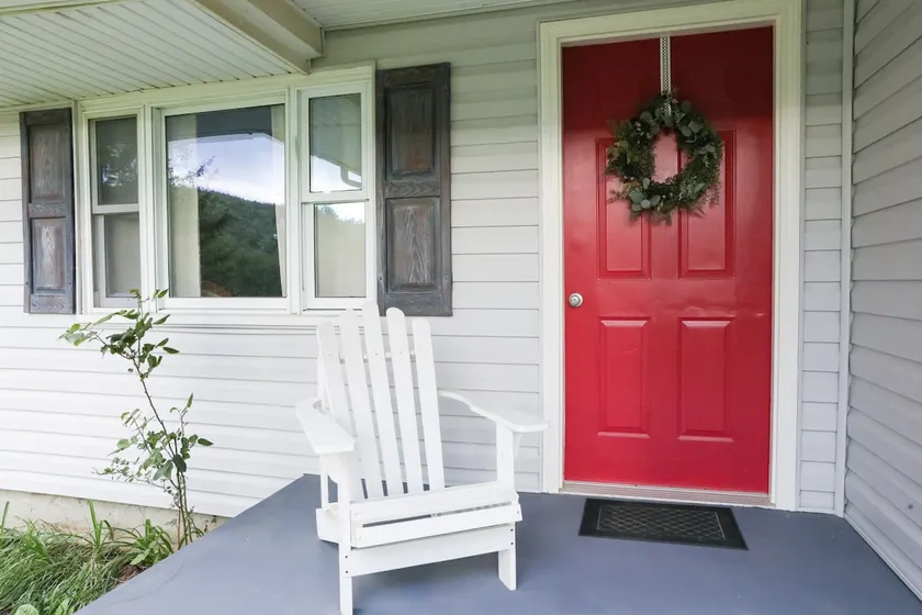 Peace and Pinecones Cottage by Buffalo Mtn Getaway - Image 1