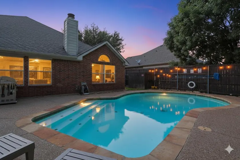 The Blue Holly - Bright & Spacious with a Pool - Image 1