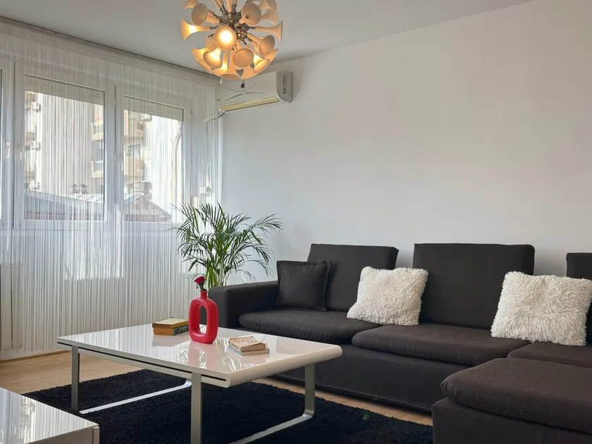 ♥ ️ HELLE WOHNUNG MIT BALKON SCHRITTE VON DER METRO FERN - Image 1