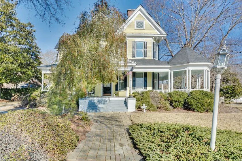 Opulent Home in Spring Hope w Pool & Hot Tub - Image 1