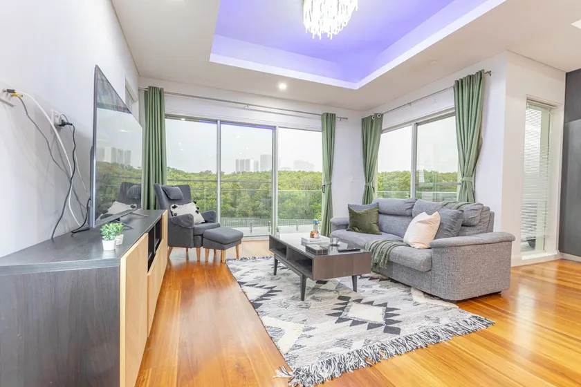 Luxury 5BD house w water view in Melrose Park - Image 1
