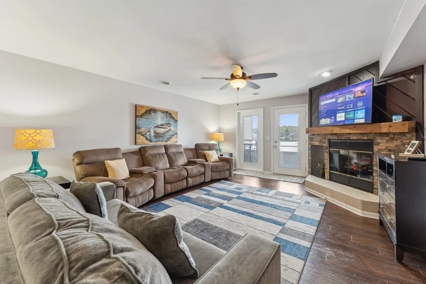 Dells Lake Villa - A Waterfront Luxury - Image 1