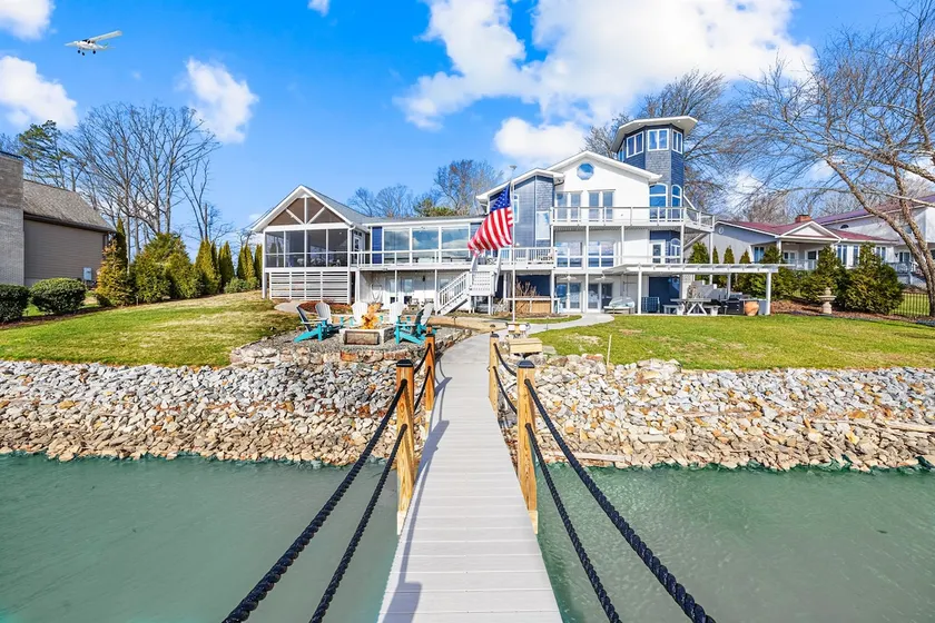 Hot Tub, 360 Lake Views, Movie Theatre, King Suite - Image 1
