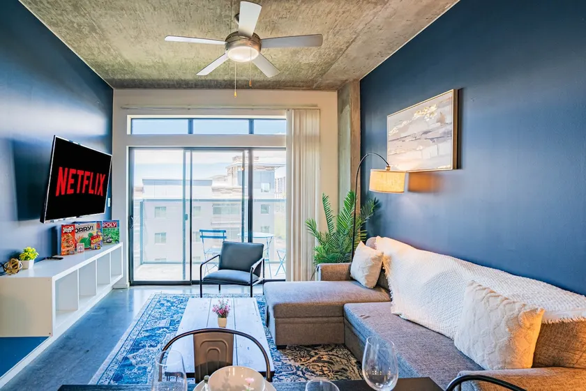Apartment in Central DT with Gym Pool Parking WD - Image 1
