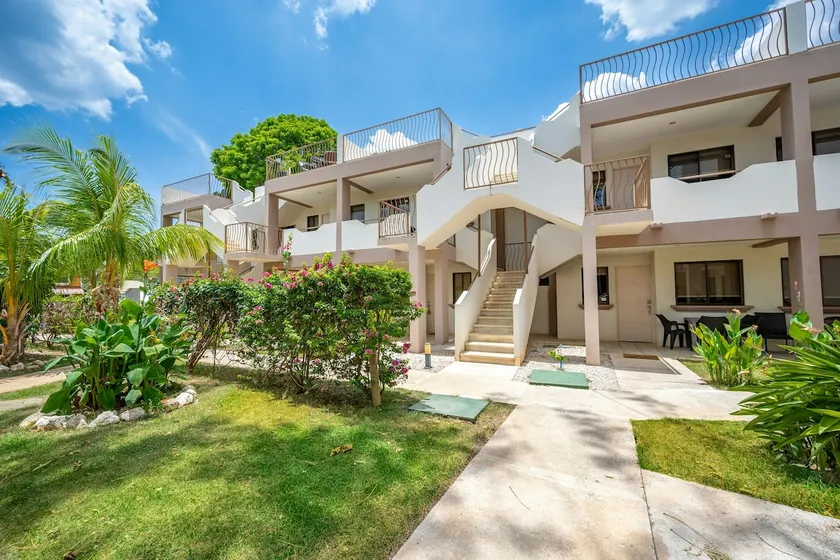 2BR condo near beach w/pool, balcony, & rooftop - Image 1
