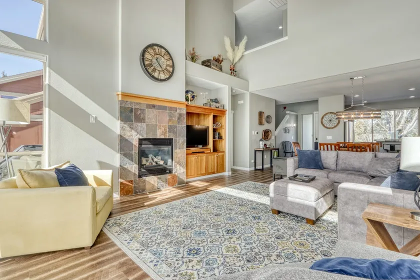 Light-filled townhome with fireplace pools hot tubs gyms golf & tennis - Image 1
