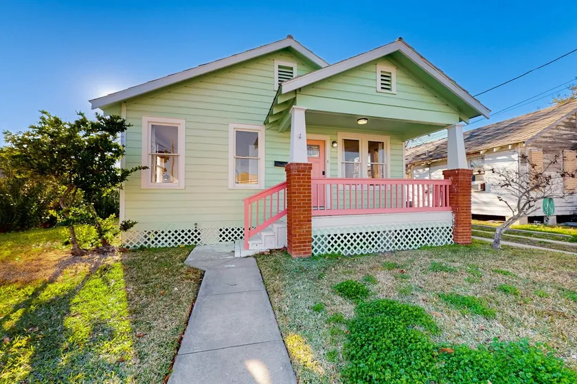 2BR Craftsman near beach with enclosed yard - Image 1