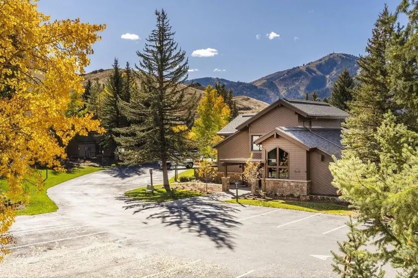 Snow Creek 1541 - Ski-in/Ski-out + Pool & Hot Tub - Image 1