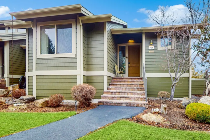 Centrally located townhome with pool & hot tub access - near golf & skiing - Image 1