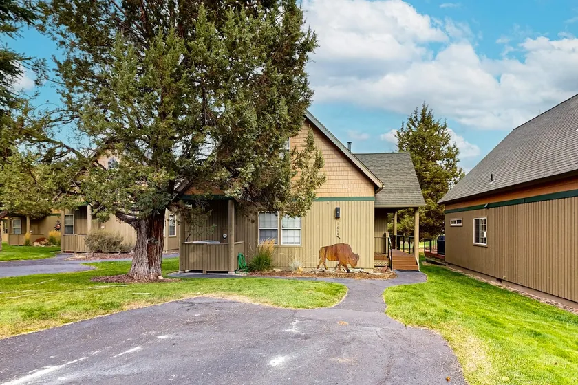 Lovely home with deck, shared pool, gym, hot tub, - Image 1