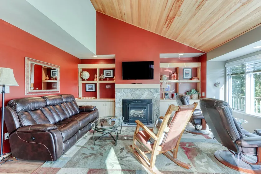 Refined golf course resort home on the fairway with a private hot tub - Image 1
