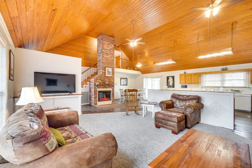 'Deer Lake Lodge' on 700 Wooded Acres in Dayton! - Image 1