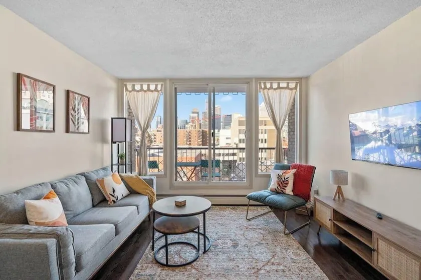 Mins to Saddledome |Free Parking |Central DT Condo - Image 1