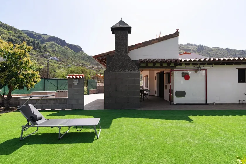 Ferienhaus 'Villa Alma' mit Bergblick, privater Terrasse und privatem Garten - Image 1