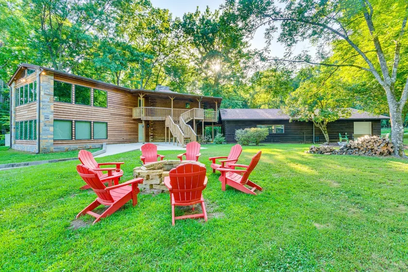 Family-friendly Riverfront Manor on the Little Red - Image 1