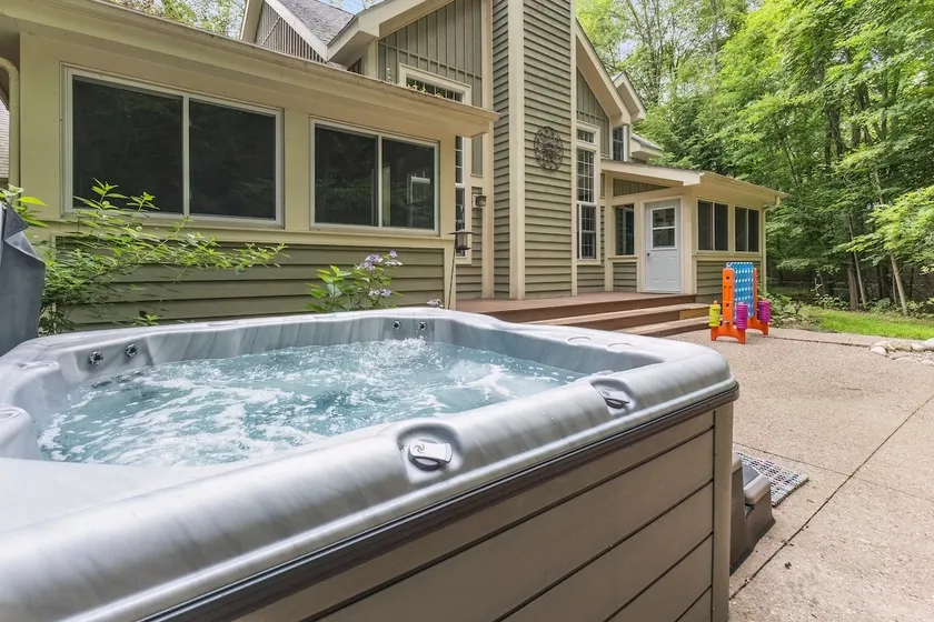 Harbor Ctry-Gorgeous Cape Cod Home- 2 Wooded Acrs - Image 1