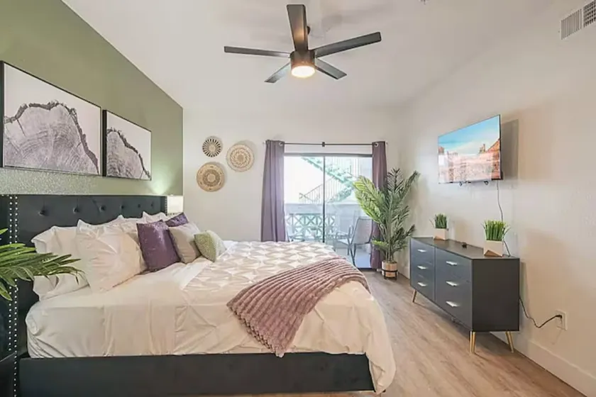 Remodeled King Bed Suite | Sonoran Sunset Lounge - Image 1