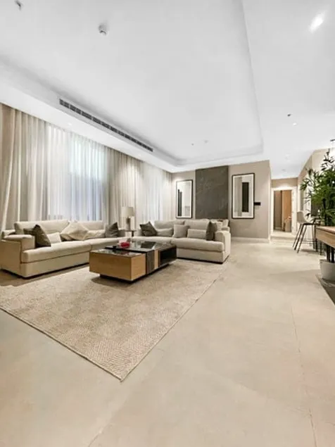 GR-High-End 4-BD Apartment| Prime Location - Image 1