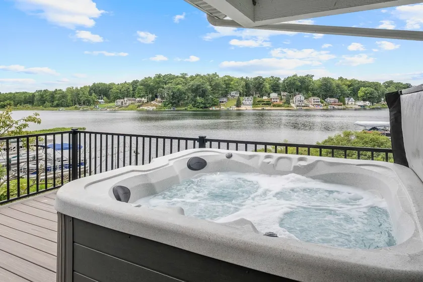Cozy Lake Cottage: Chefs Kitchen, Deck & Hot Tub - Image 1