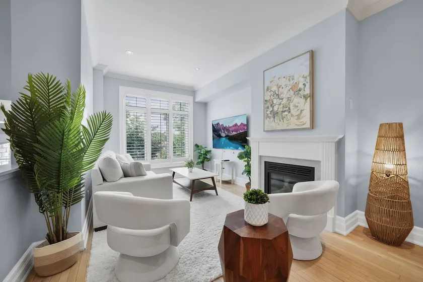 Modern Toronto Townhome by the Lake - Free Parking - Image 1